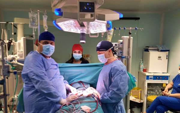 Un tânăr de 21 de ani, cu stenoză aortică, operat minim-invaziv la Spitalul Judeţean din Oradea