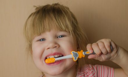 În România, părinții nu cumpără pastă de dinți pentru copii din cauza gustului sau pentru că o consideră ineficientă