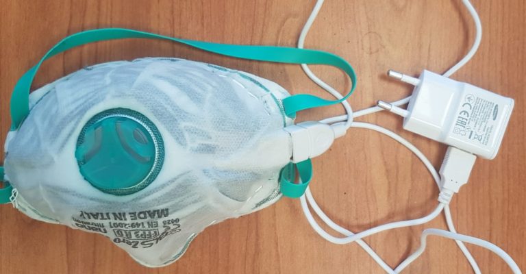 Mască sanitară ce se dezinfectează cu ajutorul căldurii generate de un încărcător de telefon mobil, inventată în Israel