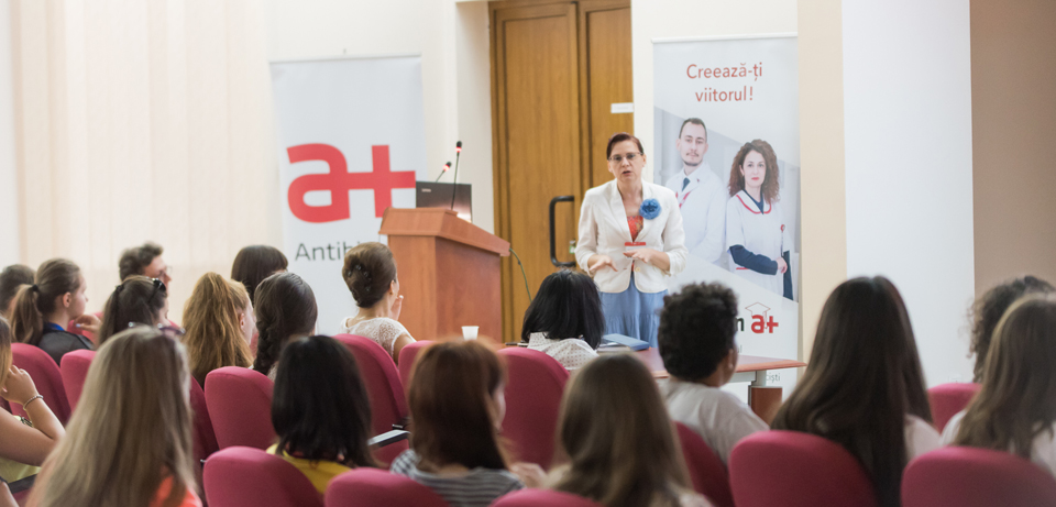 Farmaciștii din Antibiotice, față în față cu elevii din proiectul „Alege să fii farmacist”