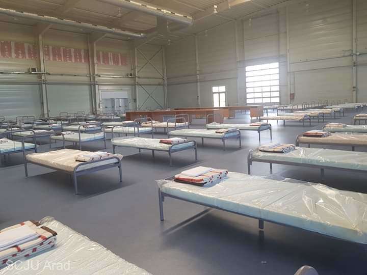 Arad: Medicii au decis ca spitalul de campanie să aibă paturi fără compartimentare, pentru mai multă siguranţă