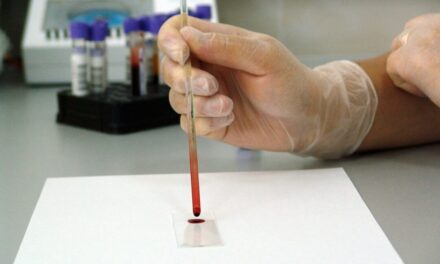 Un simplu test de sânge ar putea detecta cancerul pulmonar în stadiu incipient