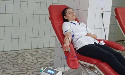 Elevii unei şcoli sanitare din Focșani au donat sânge în cadrul campaniei „Viaţă într-o picătură”