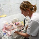 În România, unul din zece copii se naşte prematur şi are nevoie de asistenţă medicală adecvată