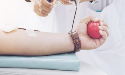 Mai multe persoane care donează sânge regulat, premiate la Centrul de Transfuzie din Miercurea-Ciuc