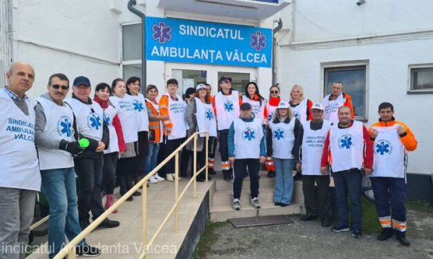 Protest al ambulanţierilor din Vâlcea pentru a-şi susţine liderul de sindicat aflat în greva foamei la Bucureşti