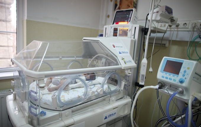 Salvaţi Copiii: Două incubatoare şi un ventilator de suport respirator – la Maternitatea Bucur