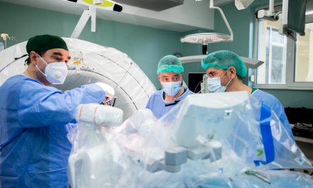 Operaţie efectuată de medicii de la Spitalul de Neurochirurgie cu ajutorul robotului Mazor X: pacientul a reuşit să meargă din nou