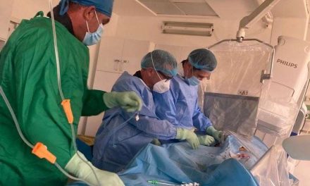 Intervenţie complexă în domeniul chirurgiei vasculare a unei echipe de medici români şi italieni, la SJU Baia Mare
