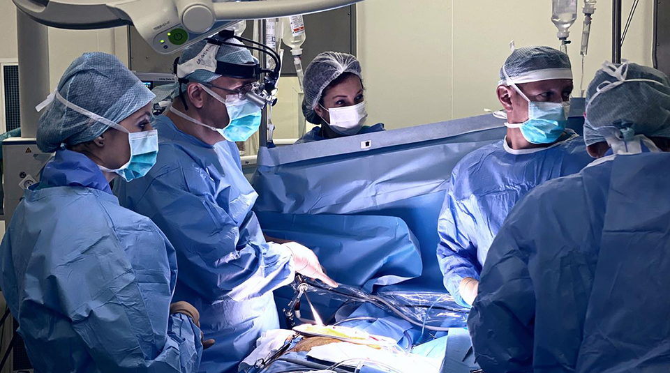 Operaţie de protezare valvulară aortică minim invazivă cu bioproteză resilia, realizată în premieră la Braşov