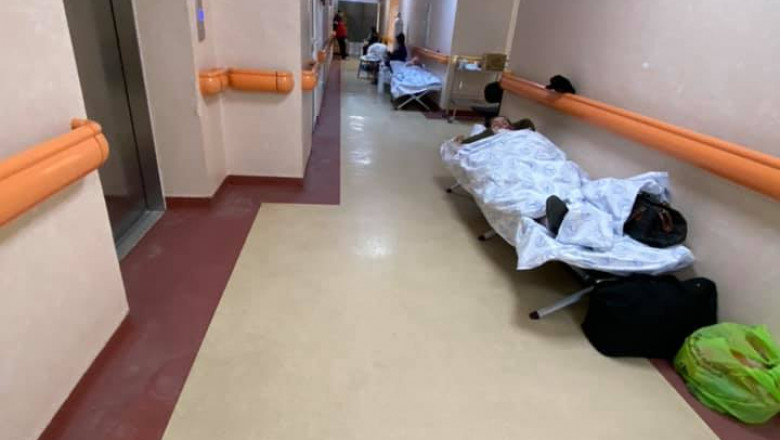 Klaus Iohannis, despre imaginile cu pacienţi pe holurile spitalelor: Sunt din zona de primire; suntem la limită, dar nu superioară
