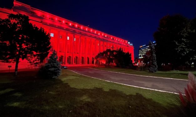 Palatul Victoria, iluminat în roșu, cu prilejul Zilei Mondiale de Conștientizare Duchenne