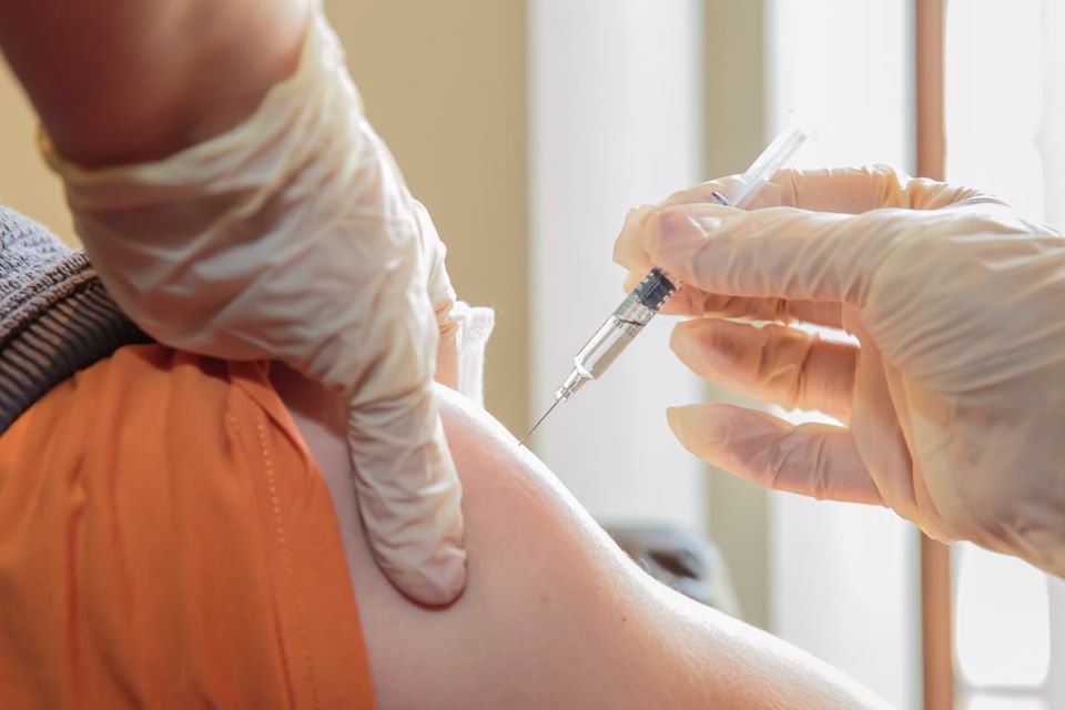 Dezinformarea i-ar putea face pe oameni să refuze vaccinurile anti-COVID-19 (studiu)
