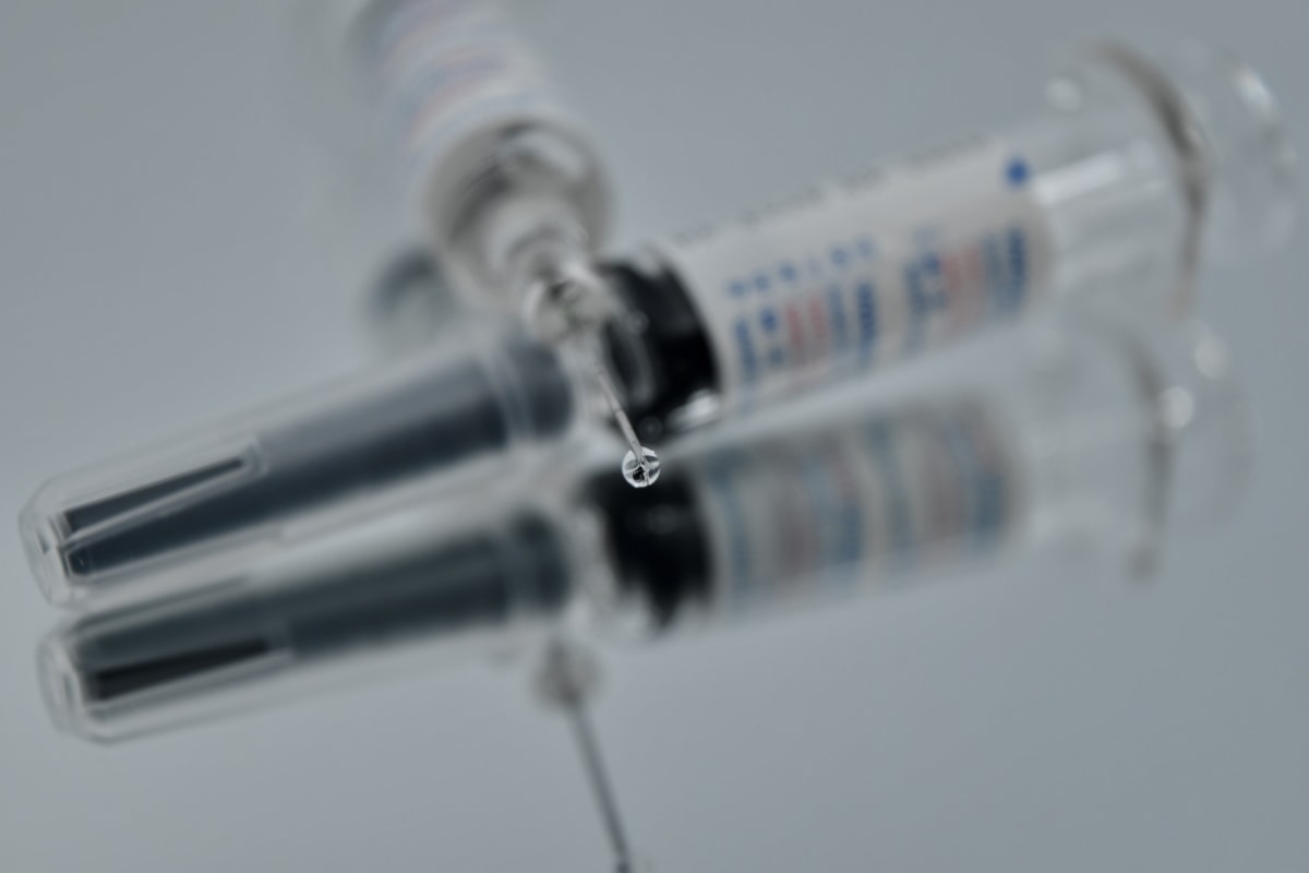 Un sfert dintre americani ezită cu privire la un vaccin împotriva COVID-19