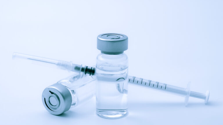 Marea Britanie: Autorităţile de reglementare sfătuiesc persoanele cu antecedente „semnificative” de reacţii alergice să nu facă vaccinul Pfizer