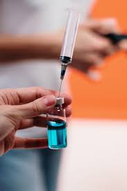 Vaccinul Covid-19: Regatul Unit semnează un acord cu giganţii GSK şi Sanofi pentru achiziţionarea a 60 de milioane de doze experimentale
